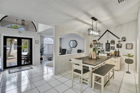 Villa ou maison à vendre à Miami Lakes, Floride: 4 chambres, 180.51 m2 № 2361687 - photo 4