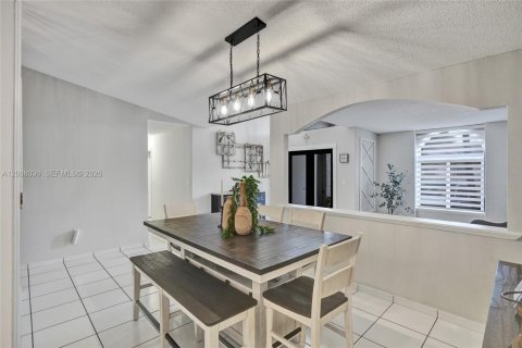 Villa ou maison à vendre à Miami Lakes, Floride: 4 chambres, 180.51 m2 № 2361687 - photo 8