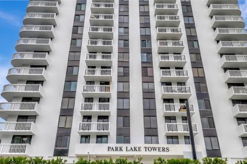 Condo in Orlando, Florida, 2 bedrooms № 2221905 - photo 2