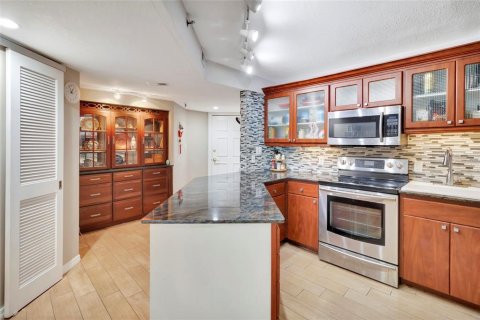 Condo in Orlando, Florida, 2 bedrooms № 2221905 - photo 5