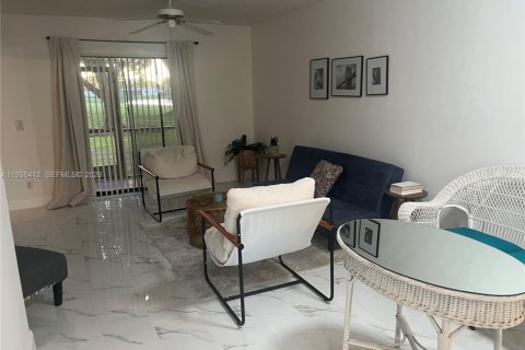 Condo in Sunrise, Florida, 2 bedrooms  № 1996428 - photo 10