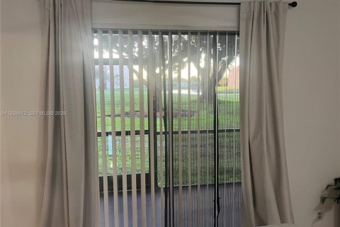 Condo in Sunrise, Florida, 2 bedrooms  № 1996428 - photo 11