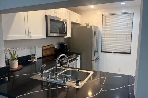 Condo in Sunrise, Florida, 2 bedrooms  № 1996428 - photo 9