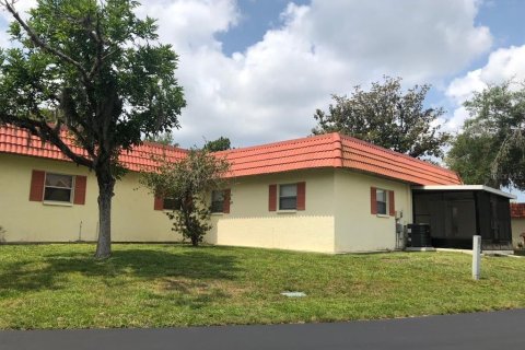 Condo in New Port Richey, Florida, 2 bedrooms № 2266697 - photo 2