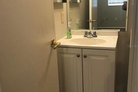 Condo in New Port Richey, Florida, 2 bedrooms № 2266697 - photo 13