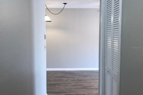 Condo in New Port Richey, Florida, 2 bedrooms № 2266697 - photo 10