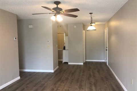 Condo in New Port Richey, Florida, 2 bedrooms № 2266697 - photo 4