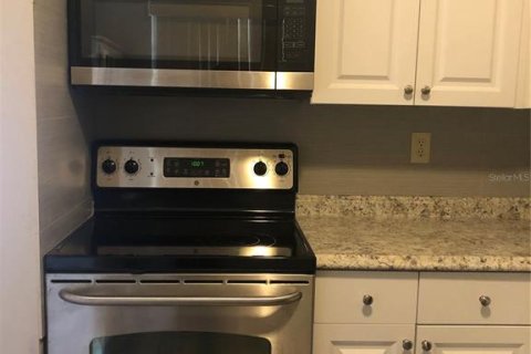 Condo in New Port Richey, Florida, 2 bedrooms № 2266697 - photo 6