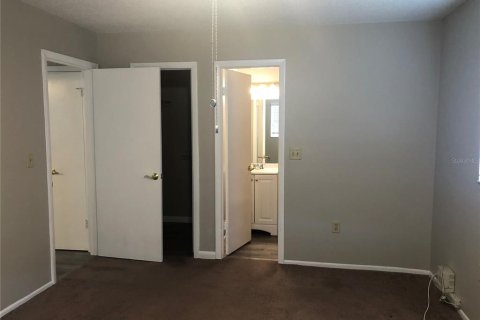 Condo in New Port Richey, Florida, 2 bedrooms № 2266697 - photo 11