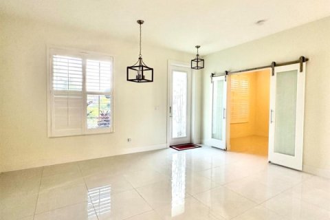 House in Port St. Lucie, Florida 4 bedrooms, 179.49 sq.m. № 2245457 - photo 3