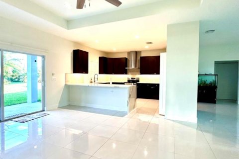House in Port St. Lucie, Florida 4 bedrooms, 179.49 sq.m. № 2245457 - photo 8