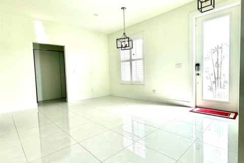 House in Port St. Lucie, Florida 4 bedrooms, 179.49 sq.m. № 2245457 - photo 4