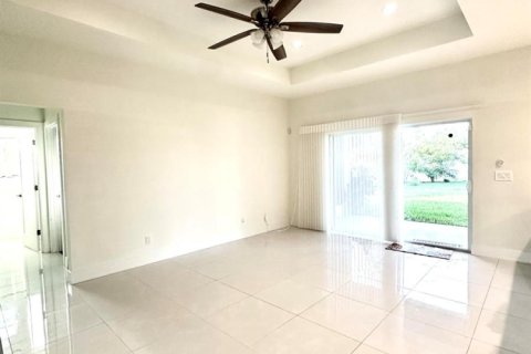 House in Port St. Lucie, Florida 4 bedrooms, 179.49 sq.m. № 2245457 - photo 12