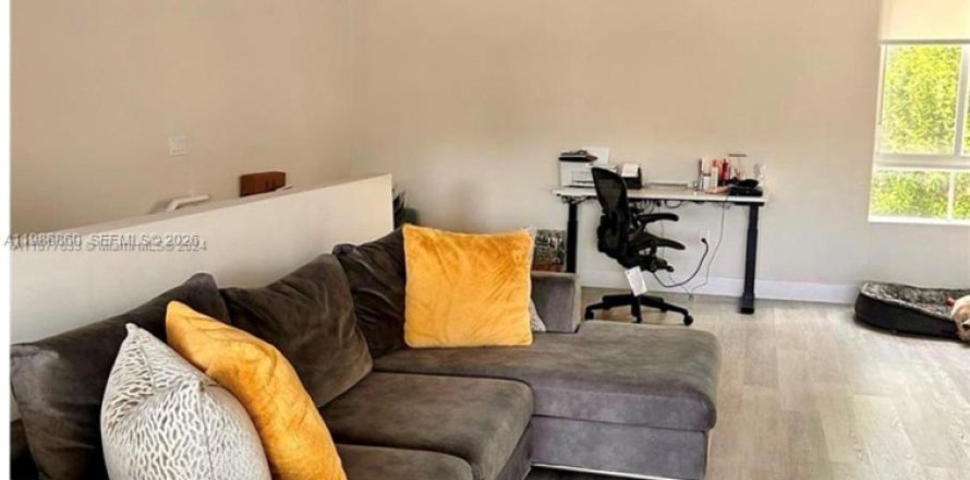 Condo in Miami, Florida, 3 bedrooms  № 2049085