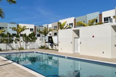 Condo in Miami, Florida, 3 bedrooms  № 2049085 - photo 16