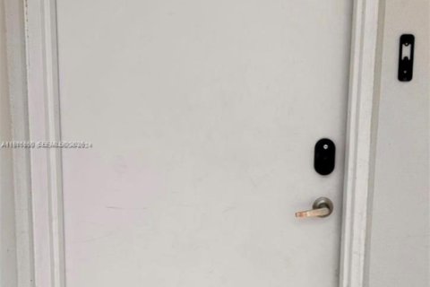 Condo in Miami, Florida, 3 bedrooms  № 2049085 - photo 15