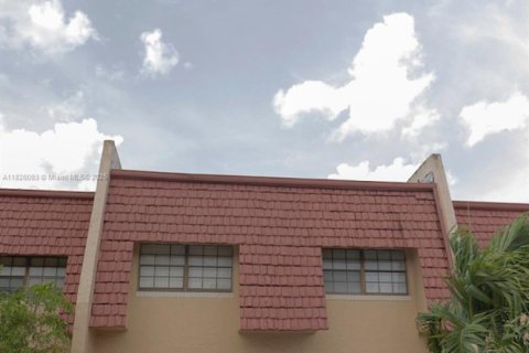 Townhouse in Tamarac, Florida 4 bedrooms, 204.38 sq.m. № 1816479 - photo 1