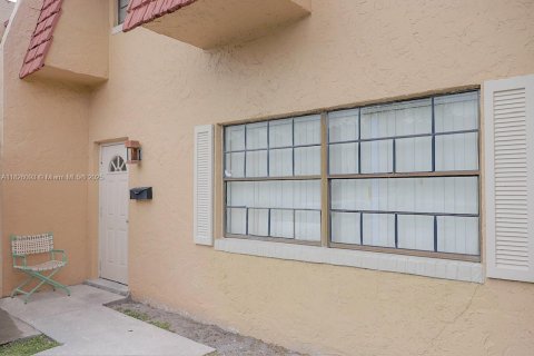 Townhouse in Tamarac, Florida 4 bedrooms, 204.38 sq.m. № 1816479 - photo 2