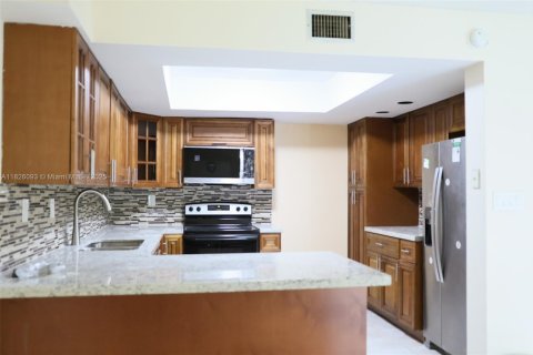 Townhouse in Tamarac, Florida 4 bedrooms, 204.38 sq.m. № 1816479 - photo 4