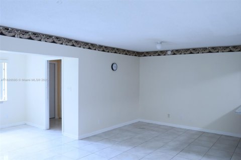 Townhouse in Tamarac, Florida 4 bedrooms, 204.38 sq.m. № 1816479 - photo 3