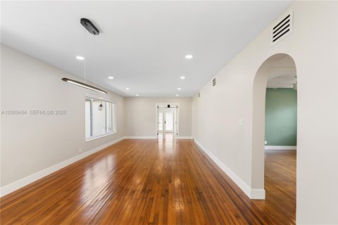 Casa en venta en Surfside, Florida, 3 dormitorios, 152.08 m2 № 2368300 - foto 21