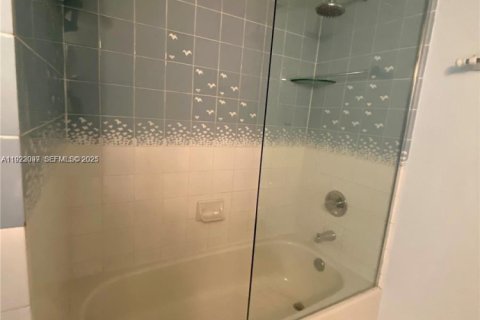 Condominio en alquiler en Miami Beach, Florida, 1 dormitorio, 91.69 m2 № 1976810 - foto 10