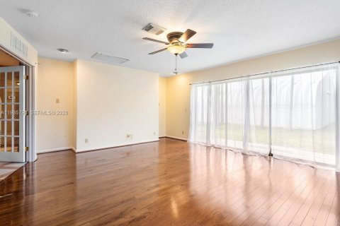 Купить виллу или дом в Локсахатчи-Гроувс, Флорида 4 спальни, 222.97м2, № 2047968 - фото 15