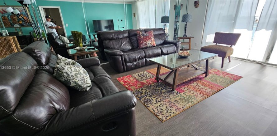 Кондоминиум с 1 спальней в Холливуд, Флорида № 1968905