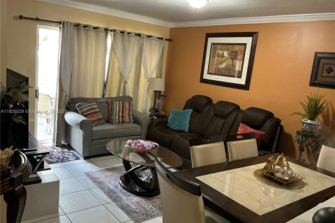 Townhouse in Deerfield Beach, Florida 3 bedrooms, 121.52 sq.m. № 1790768 - photo 6