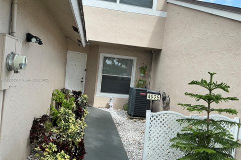 Townhouse in Deerfield Beach, Florida 3 bedrooms, 121.52 sq.m. № 1790768 - photo 3