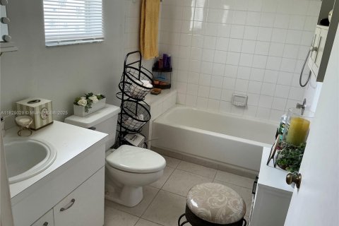 Townhouse in Deerfield Beach, Florida 3 bedrooms, 121.52 sq.m. № 1790768 - photo 12