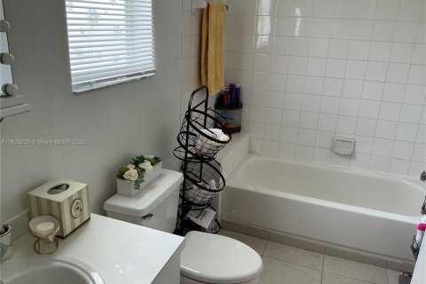 Townhouse in Deerfield Beach, Florida 3 bedrooms, 121.52 sq.m. № 1790768 - photo 11