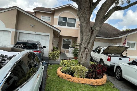 Townhouse in Deerfield Beach, Florida 3 bedrooms, 121.52 sq.m. № 1790768 - photo 1