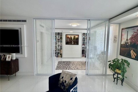 Condo in Bal Harbour, Florida, 2 bedrooms  № 1739294 - photo 14