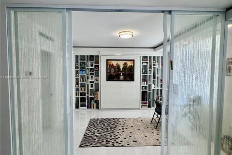 Condo in Bal Harbour, Florida, 2 bedrooms  № 1739294 - photo 15