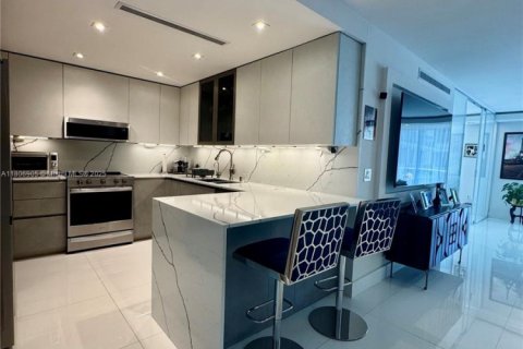 Condo in Bal Harbour, Florida, 2 bedrooms  № 1739294 - photo 1