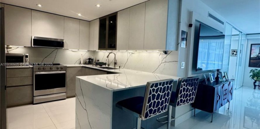 Condo in Bal Harbour, Florida, 2 bedrooms  № 1739294