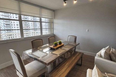 Condo in Sunny Isles Beach, Florida, 2 bedrooms  № 1994470 - photo 9