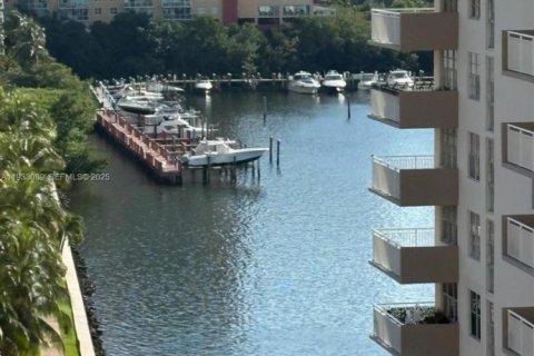 Condo in Sunny Isles Beach, Florida, 2 bedrooms  № 1994470 - photo 3