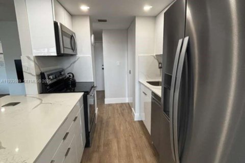 Condo in Sunny Isles Beach, Florida, 2 bedrooms  № 1994470 - photo 15