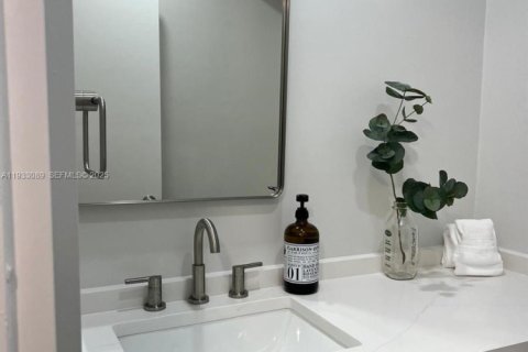 Condo in Sunny Isles Beach, Florida, 2 bedrooms  № 1994470 - photo 26