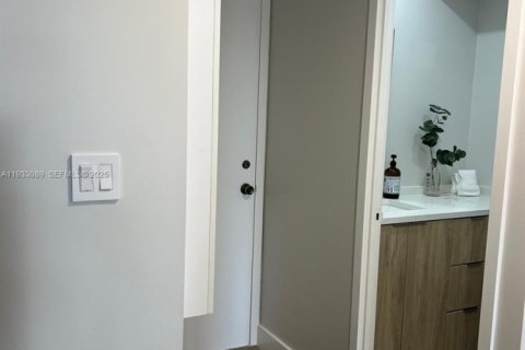 Condo in Sunny Isles Beach, Florida, 2 bedrooms  № 1994470 - photo 24