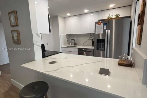 Condo in Sunny Isles Beach, Florida, 2 bedrooms  № 1994470 - photo 2