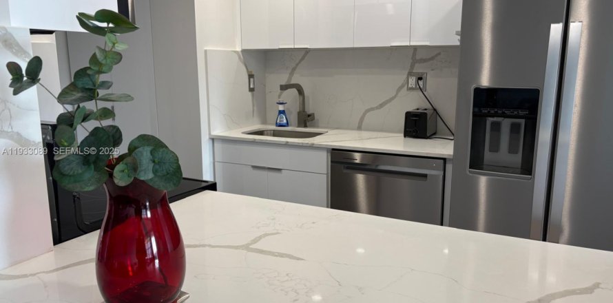 Condo in Sunny Isles Beach, Florida, 2 bedrooms  № 1994470