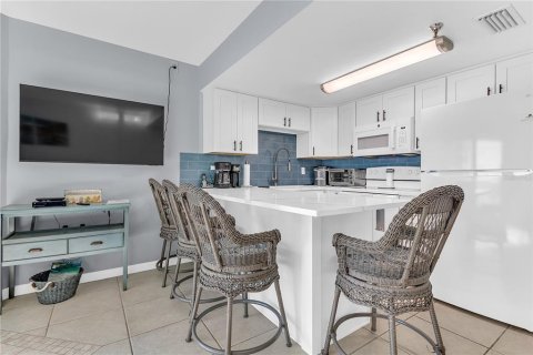 Condo in Daytona Beach, Florida, 2 bedrooms № 2288058 - photo 4