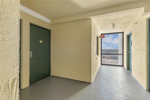 Condo in Daytona Beach, Florida, 2 bedrooms № 2288058 - photo 14