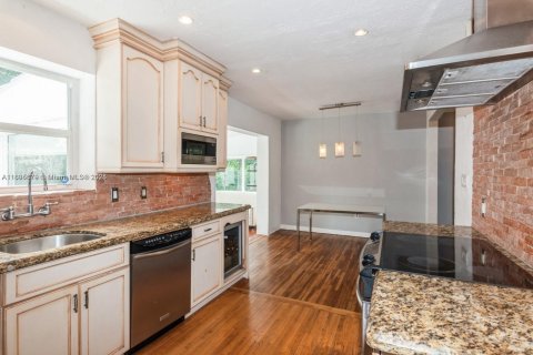 Снять в аренду виллу или дом в Корал-Гейблс, Флорида 2 спальни, 120.77м2, № 1949521 - фото 8