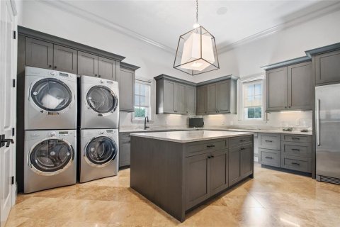 House in Windermere, Florida 5 bedrooms, 699.46 sq.m. № 2100051 - photo 20