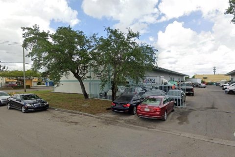 Commercial property in Opa-locka, Florida № 1865705 - photo 1