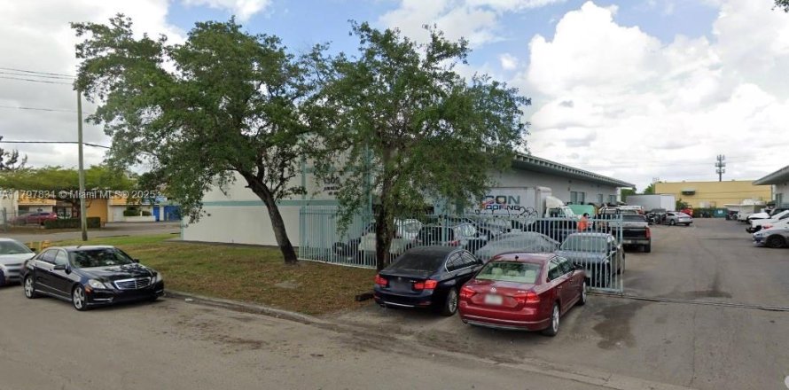 Commercial property in Opa-locka, Florida № 1865705